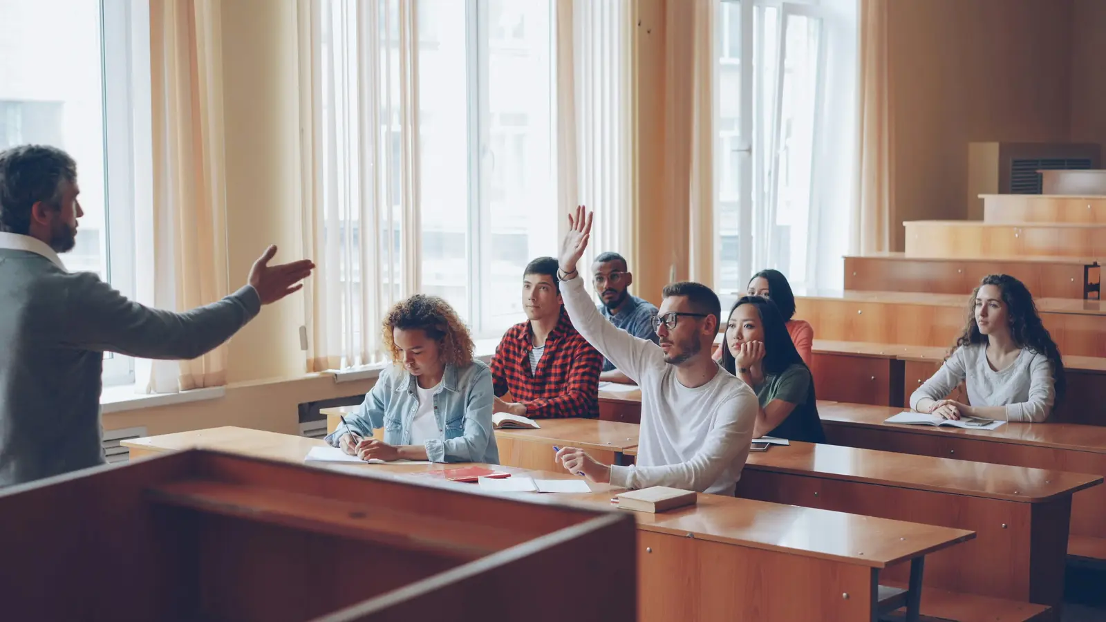 Jugendliche in einer Gruppendiskussion – Symbolbild zum Workshop Wir gegen die? – Workshop zur Radikalisierungsprävention